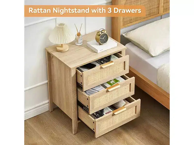 Comodino in Rattan, Comodino Boho con 3 Cassetti in Rattan Naturale, Tavolino da Notte con Robuste Gambe in Legno, Tavolino Moderno con Cassetti Contenitori