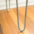 Scrivania moderna GDFStudio Ralph in legno con gambe a forcina cromate