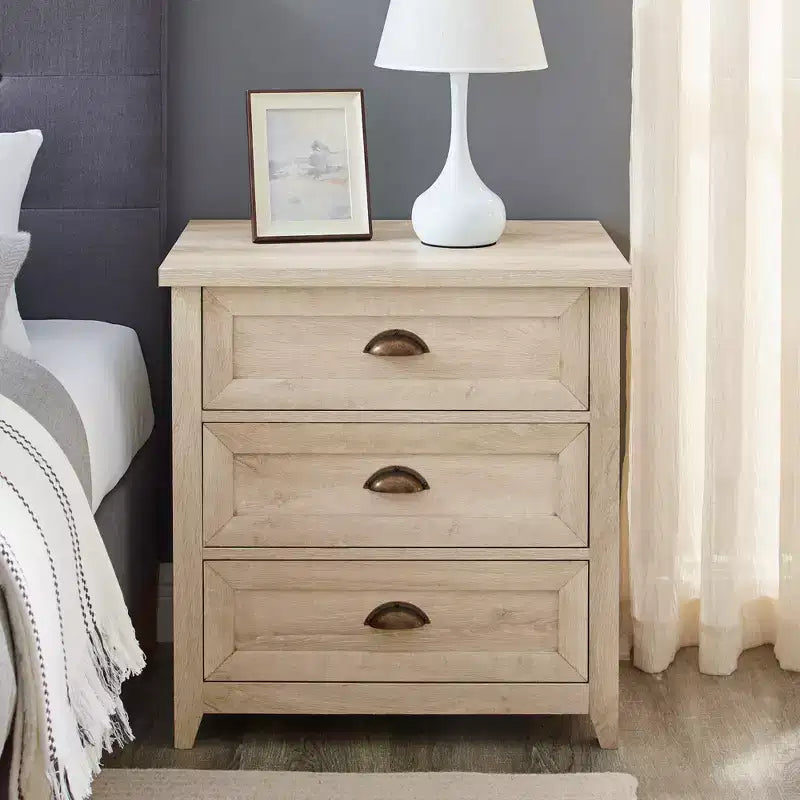 Comodino a 3 cassetti con maniglie a conchiglia in quercia bianca stile Transitional Farmhouse